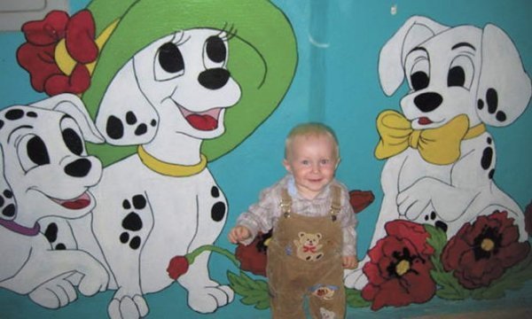 У луцькому під'їзді «поселилися» гноми і ведмідь. ФОТО